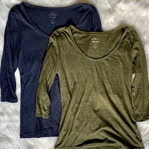 ✨ALL ITEMS $5✨ Bundle of 2 Old Navy Tees